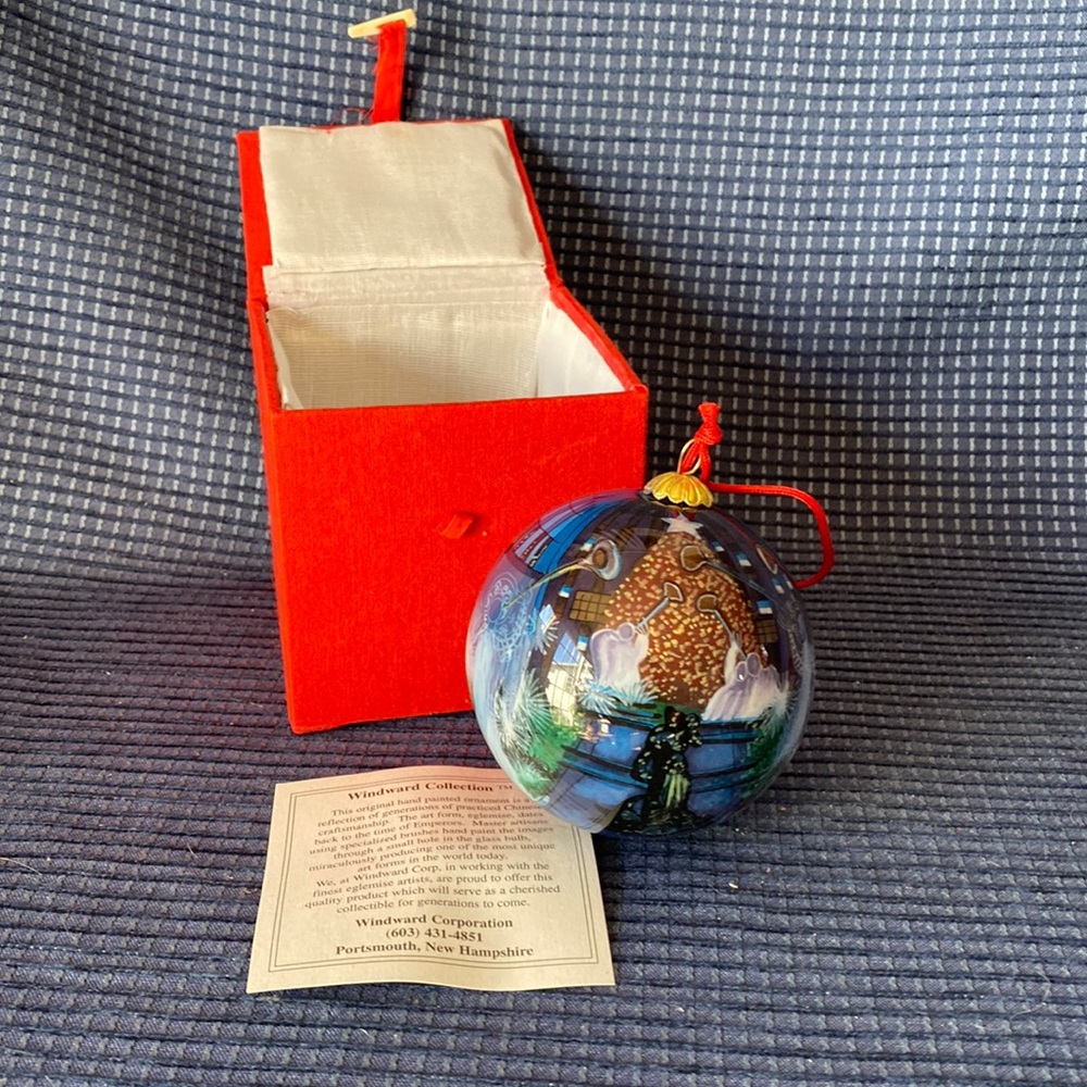 Windward Galleries NIB 1996 Rockefeller Angels Reverse Painted Glass Ornament